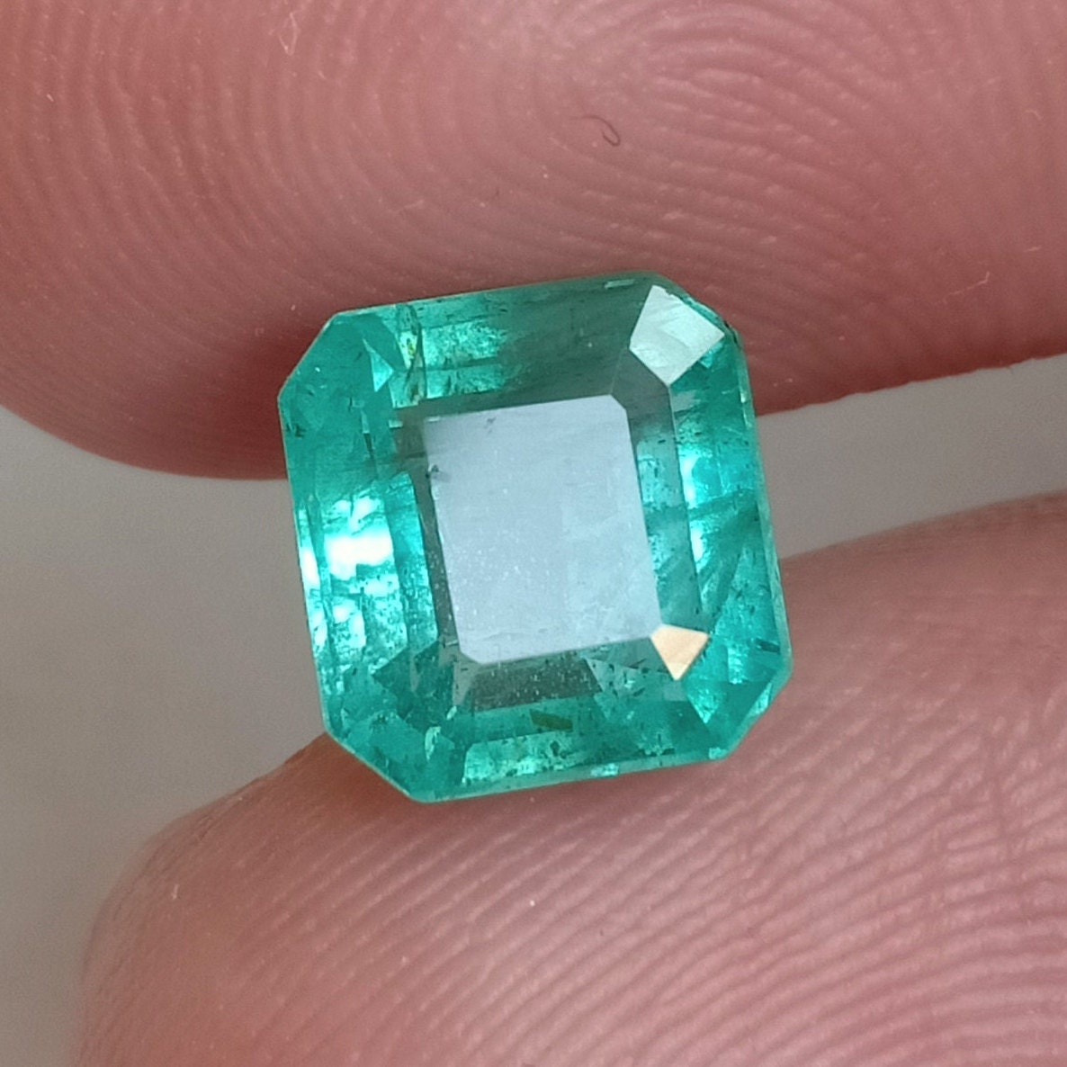 Kräftiger grün-blauer Smaragd: sambischer Edelstein mit 2,83 ct im Oktagonschliff