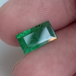 Esmeralda natural da Zâmbia: gema solta de 1,89 quilates com lapidação retangular.