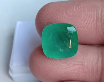Esmeralda de Zambia certificada de 7,43 quilates: talla cojín de color verde manzana intenso.