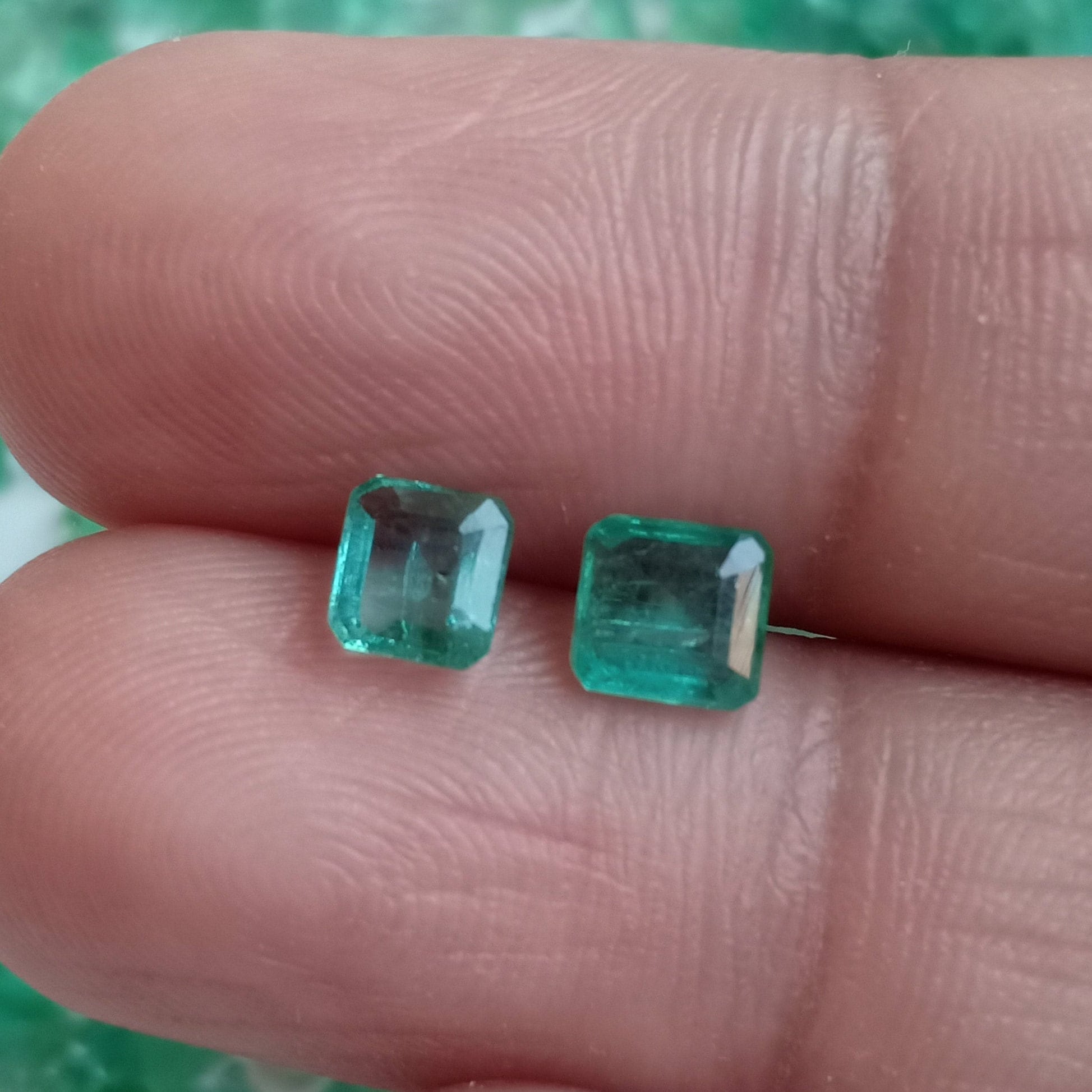 Emeraude de Colombie taille OVALE Vert 2.50 carats