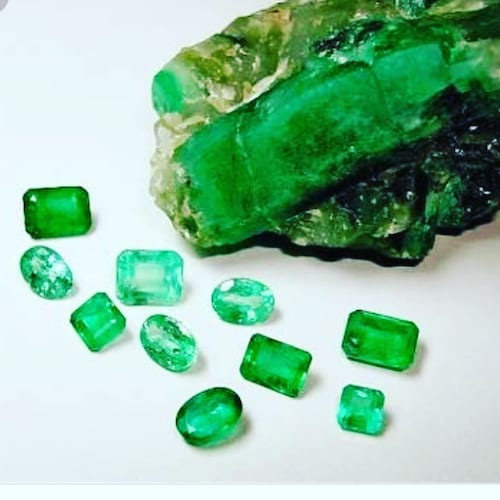 Pietra Preziosa Blu Rotonda Su Fondo Bianco. Benitoit. Zaffiro. Io Fotografia Stock - Immagine - Foto 2