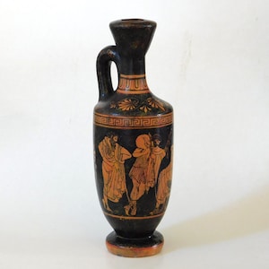 Może przedstawiać: Rustykalny drewniany szyld z napisem "Welcome to our home" w białych literach. Szyld ma postarzaną powierzchnię i prosty, zachęcający design, idealny na werandę lub do przedpokoju.