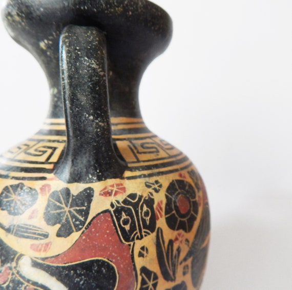コリント式陶器のアンフォラ - 古代ギリシャ陶器のレプリカ、手描き