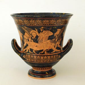 Könnte beinhalten: Eine antike griechische Vase in Schwarz und Orange mit einer detaillierten Illustration einer Kampfszene. Die Vase hat zwei gebogene Griffe und einen dekorativen Rand. Die Figuren sind orangefarben auf schwarzem Hintergrund.