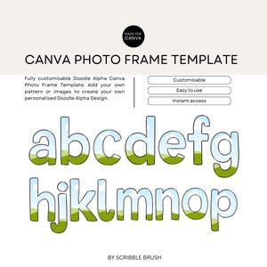 Op de afbeelding: Een Canva-fotolijst sjabloon met een doodle-alfabet met een groen en blauw landschapsontwerp. De tekst "MADE FOR CANVA" staat in de rechterbovenhoek. De tekst "CANVA PHOTO FRAME TEMPLATE" staat bovenaan in het midden. De tekst "Fully customisable Doodle Alpha Canva Photo Frame Template. Add your own pattern or images to create your own personalised Doodle Alpha Design." staat links in het midden. De tekst "Customisable", "Easy to use" en "Instant access" staan in drie aparte vakken rechts in het midden. De tekst "abcdefg" staat in het midden van de afbeelding. De tekst "hjklmnop" staat onder de eerste regel tekst. De tekst "BY SCRIBBLE BRUSH" staat onderaan in het midden.
