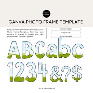 Op de afbeelding: Een Canva-fotokadervoorbeeld met een doodle-alfabet en -nummers. De letters en cijfers zijn zwart omlijnd, met een lucht- en groen grasontwerp erin. De tekst bevat "CANVA PHOTO FRAME TEMPLATE" en "BY SCRIBBLE BRUSH".