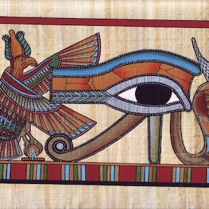 Puede incluir: Una representación colorida del Ojo de Horus, un antiguo símbolo egipcio de protección y buena salud. El ojo está rodeado por una serpiente alada y un pájaro con cabeza humana. La imagen está pintada sobre papiro e incluye el número "136" en la esquina superior derecha.