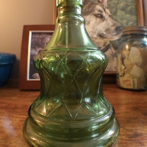 Bottiglia di vetro a forma di campana verde vintage