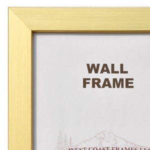 Peut inclure: Un cadre mural rectangulaire avec une finition dorée brossée. L'insert blanc présente le texte WALL FRAME, un graphique de montagne, le nom de l'entreprise WEST COAST FRAMES LLC et le numéro (800) 547-3787 en encre marron foncé.