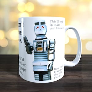 Op de afbeelding: Witte keramische mok met een robot-illustratie en tekst die luidt "This'll end in tears I just know it." en "Here I am brain the size of a planet..."