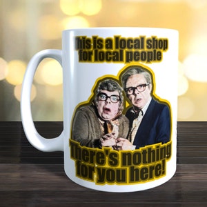 Lokale winkel voor lokale mensen, Tubbs en Edward Mug. De Liga van Heren, het beeld staat aan beide kanten.