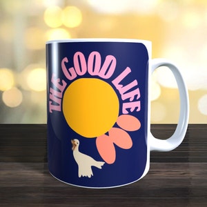 Taza La Buena Vida, Imagen de Comedia de TV Retro en ambos lados.