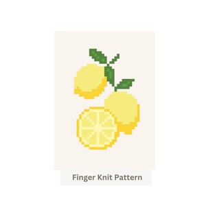 Op de afbeelding: Een pixel art illustratie van twee hele gele citroenen en een doorgesneden citroenhelft met groene bladeren op een lichte crèmekleurige achtergrond. De tekst Finger Knit Pattern staat in het grijs onderaan het rechthoekige grafische ontwerp.