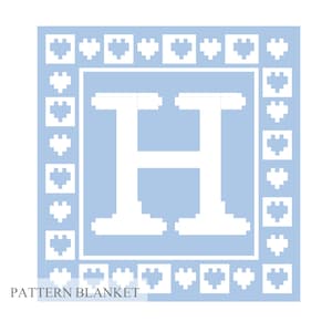 Puede incluir: Una manta de crochet azul claro con una letra H blanca en el centro. La manta está bordeada con un patrón de corazones blancos.