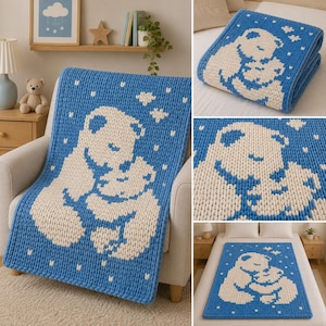 Op de afbeelding: Een grof gebreide plaid met een blauw en wit patroon van een grote beer die een kleinere beer knuffelt, geaccentueerd met kleine witte sterren. Het dikke, getextureerde garen creëert een zacht, tastbaar oppervlak met een berenmotief.