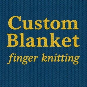 Op de afbeelding: Een donkerblauwe gebreide stoffen achtergrond met de gele tekst Custom Blanket finger knitting weergegeven in een vetgedrukt schreefloos lettertype. De textuur van het blauwe breiwerk is zichtbaar achter de gele letters.