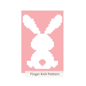 Puede incluir: Una silueta de conejo blanco pixelado centrada sobre un fondo rosa claro sólido. Debajo del conejo, el texto Finger Knit Pattern se muestra en una fuente gris oscuro sobre una pancarta rectangular gris claro, ofreciendo una guía visual.