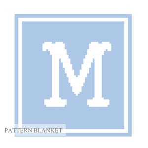 Puede incluir: Un cuadrado azul claro con un borde blanco y una letra M blanca en el centro. El texto "PATTERN BLANKET" está debajo del cuadrado.