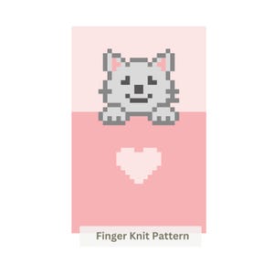 Puede incluir: Un gráfico digital que presenta un gato gris en pixel art con orejas internas rosas, posicionado sobre un corazón rosa claro en un fondo rosa de dos tonos. El texto Finger Knit Pattern aparece en gris oscuro en la parte inferior.