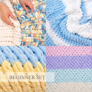 Op de afbeelding: Een set van vier verschillende gehaakte dekens in verschillende kleuren, waaronder blauw, geel, roze en wit. De dekens zijn gemaakt van een dik garen en hebben verschillende texturen. De tekst "BEGINNER SET" is zichtbaar in de afbeelding.