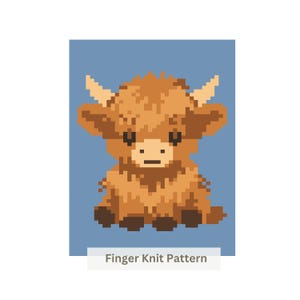 Könnte beinhalten: Eine Pixel-Art-Illustration eines braunen Hochlandrindes mit hellen Hörnern vor einem einfarbigen blauen Hintergrund. Unter dem Rind befindet sich ein weißes rechteckiges Banner mit dem schwarzen Text Finger Knit Pattern in serifenloser Schrift.