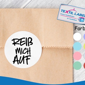 Könnte beinhalten: Ein weißer runder Aufkleber mit schwarzem Text, der "REIB MICH AUF" auf einem braunen Papierbeutel sagt. Der Aufkleber ist eine lustige und verspielte Möglichkeit, Ihrem Verpackungsmaterial eine persönliche Note zu verleihen.