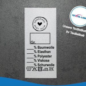 Könnte beinhalten: Weißes Stofflabel mit schwarzem Text und einem Herzsymbol. Der Text lautet "Handmade with Love" und "Gr.". Das Etikett enthält auch einen Abschnitt für die Stoffzusammensetzung, einschließlich Baumwolle, Elasthan, Polyester, Viskose und Wolle. Das Etikett enthält auch Waschanweisungen.