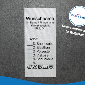 Könnte beinhalten: Ein weißes Kleidungsetikett mit schwarzem Text, der "Wunschname", "Ihr Name / Firmenname", "Firmenabschrift", "PLZ, Ort", "Größe:", "% Baumwolle", "% Elasthan", "% Polyester", "% Viskose", "% Schurwolle" und "TEXTIL LABEL" lautet. Das Etikett enthält auch ein Waschsymbol.