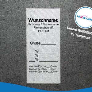 Könnte beinhalten: Ein weißes, rechteckiges Textiletikett mit schwarzem Text. Das Etikett enthält Felder für "Wunschname", "Größe" und Waschanweisungen. Ein kreisförmiges Logo mit dem Text "TEXTIL LABEL" befindet sich in der oberen rechten Ecke.