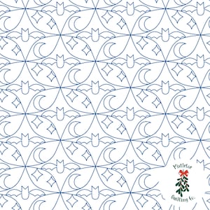 Op de afbeelding: Een witte achtergrond met een herhalend patroon van blauwe vleermuizen, manen en sterren. Het patroon is omlijnd in blauw. De tekst "Mistletoe Quilting Co." staat in de rechterbenedenhoek van de afbeelding.