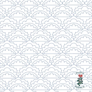 Puede incluir: Un patrón repetitivo de formas festoneadas azules sobre un fondo blanco. El diseño se asemeja a una serie de nubes o arcos estilizados. La esquina inferior derecha presenta el texto "Mistletoe Quilting Co." con una ramita de muérdago.