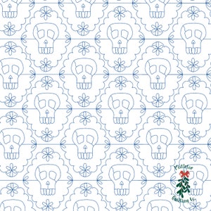 Puede incluir: Un fondo blanco con un patrón repetido de calaveras y flores de contorno azul. Las calaveras están en un marco festoneado. El texto "Mistletoe Quilting Co." está en la esquina inferior derecha.