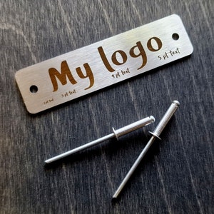 Gepersonaliseerde ambachtelijke metalen tag | op maatGraveren | Productlabels van roestvrij staal | Gegraveerd metalen plakkaat | Aangepast logoteken | 70x18mm