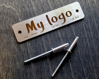 Gepersonaliseerde ambachtelijke metalen tag | op maatGraveren | Productlabels van roestvrij staal | Gegraveerd metalen plakkaat | Aangepast logoteken | 70x18mm