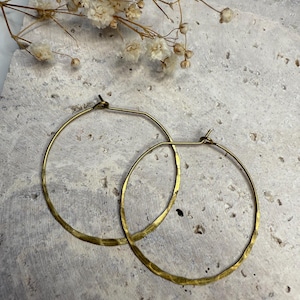 Hoop earrings hammered brass boho discreet // Earrings gold designer jewelry, modern shape, antique