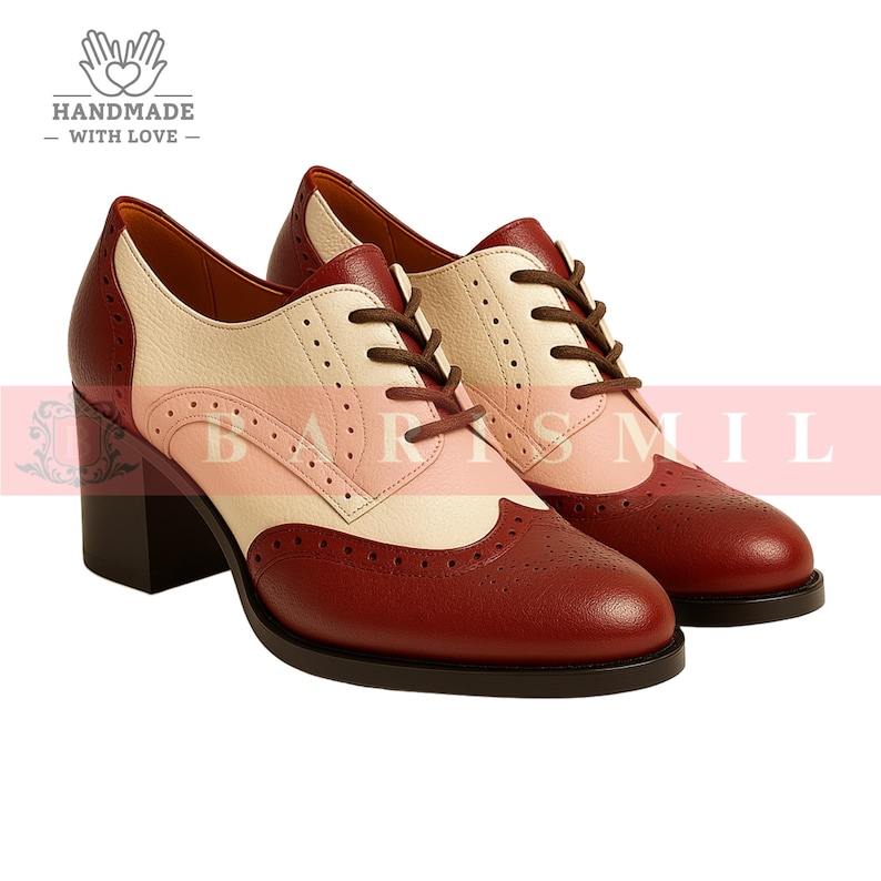 K&ouml;nnte beinhalten: Zweifarbige Oxford-Schuhe aus Leder mit Blockabsatz. Die Schuhe haben eine bordeauxfarbene Spitze und Ferse, einen cremefarbenen Schaft und einen rosa Mittelteil. Braune Schn&uuml;rsenkel und ein dekoratives Lochmuster sind sichtbar. Die Abs&auml;tze sind ca. 7,6 cm hoch.