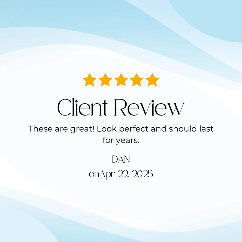 Puede incluir: Gr&aacute;fico digital con un fondo degradado azul claro y blanco. El texto "Client Review" se muestra en una fuente elegante, con cinco estrellas doradas encima. Debajo, el texto dice: "These are great! Look perfect and should last for years."