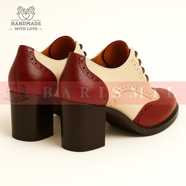 K&ouml;nnte beinhalten: Zweifarbige Oxford-Absatzschuhe aus Leder in Creme, Burgunderrot und Hellrosa. Die Schuhe haben ein klassisches Brogue-Design mit dekorativen Perforationen und einem Blockabsatz. Die Abs&auml;tze sind dunkelbraun. Handgefertigt mit Liebe.