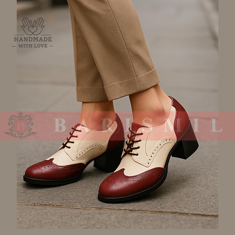 K&ouml;nnte beinhalten: Zweifarbige Oxfordschuhe mit burgunderroten, cremefarbenen und rosa Akzenten. Die Schuhe haben ein Schn&uuml;rdesign, einen Blockabsatz und dekorative Perforationen. Handgefertigt mit Liebe.