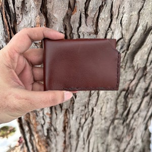 Cartera de cuero marrón personalizada para tarjetas / Cartera de tarjeta plegable delgada / Cartera cosida a mano / Tarjetero plegable / Cartera para tarjetas de presentación.
