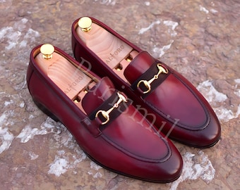 Handgemaakte oxblood leren loafers met paardenbit: casual schoenen voor heren
