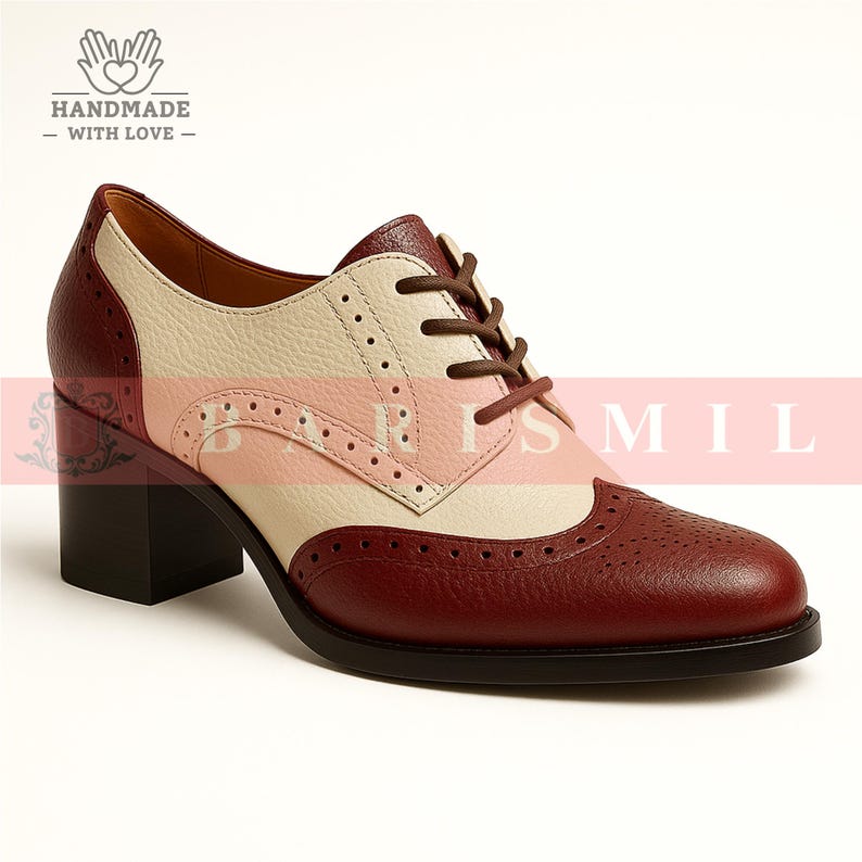 K&ouml;nnte beinhalten: Zweifarbiges Oxford-Schuh aus Leder mit Blockabsatz. Der Schuh hat weinrote, cremefarbene und rosa Eins&auml;tze mit dekorativen Perforationen. Braune Schn&uuml;rsenkel und eine schwarze Sohle. Handgefertigt.