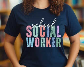 Könnte beinhalten: Ein marineblaues T-Shirt mit dem Text "school social worker" in bunten, abgenutzten Buchstaben.