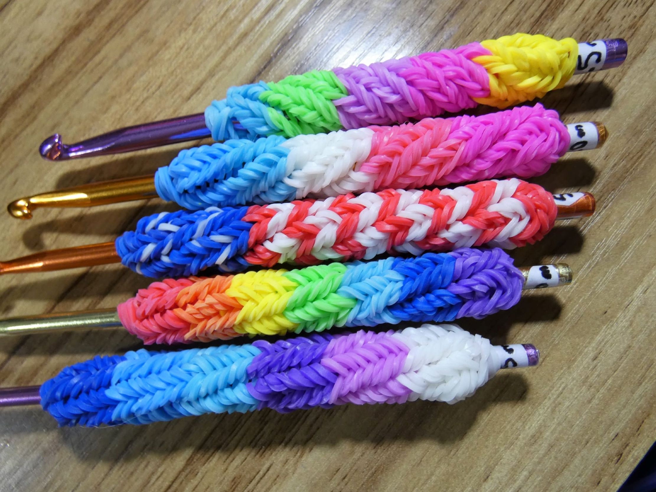 Perfect crochet hook grips with rainbow loom! Followed tutorial for pencil  grips from the parenting chann…