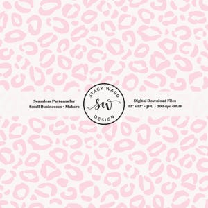 Puede incluir: Una descarga digital con un patrón de estampado de leopardo rosa sin costuras. El diseño incluye manchas de color rosa claro sobre un fondo crema. La imagen incluye el texto "Seamless Patterns for Small Businesses + Makers" y "Digital Download Files 12" x 12" JPG 300 dpi RGB".