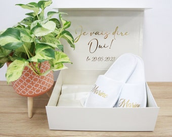 Boite cadeau à personnaliser, Boite avec kimono, chaussons et masque de nuit, coffret cadeau EVJF, Mariage pour la Mariée