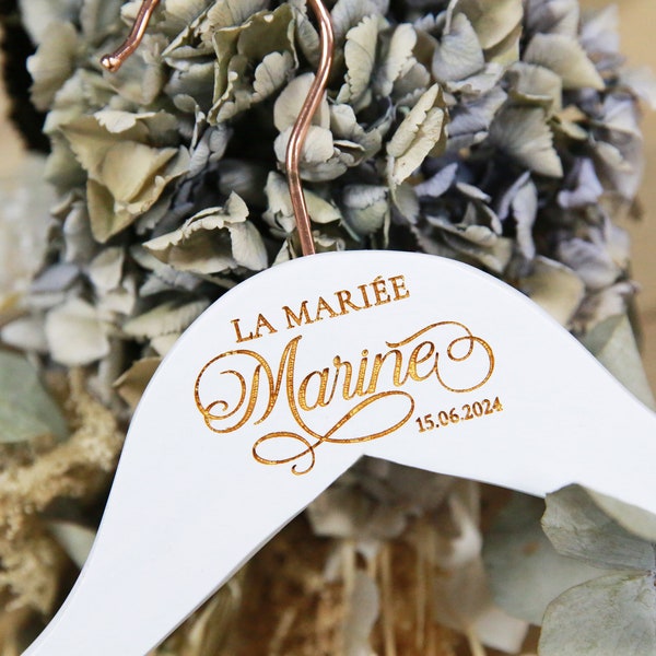 Cintre en bois gravé personnalisé pour mariage et grandes occasions