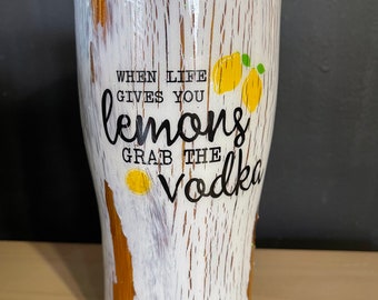 Cuando la vida te da limones coge el vodka / vaso de purpurina angustiado / vaso de purpurina de woodgrain / vaso de purpurina personalizado /