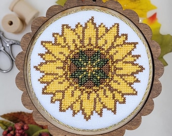 Patrón de punto de cruz redondo de girasol pequeño en formato PDF diseñado por Angela Koyles en From Dusk to Dawn Designs