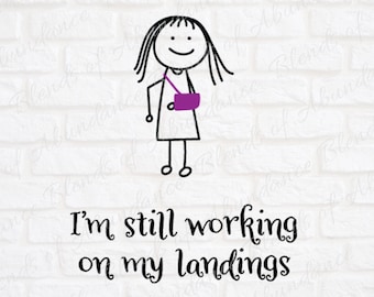 Camisa de clavícula rota SVG - Todavía estoy trabajando en mis aterrizajes SVG - Fractura de clavícula chica Svg - Figura de palo Chica Svg -Camisa de honda de brazo Svg